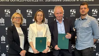 dwie kobiety i dwóch mężczyzn stoją obok siebie dwie osoby mają w rękach teczki 